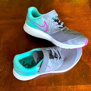 Girls nike tennis shoes